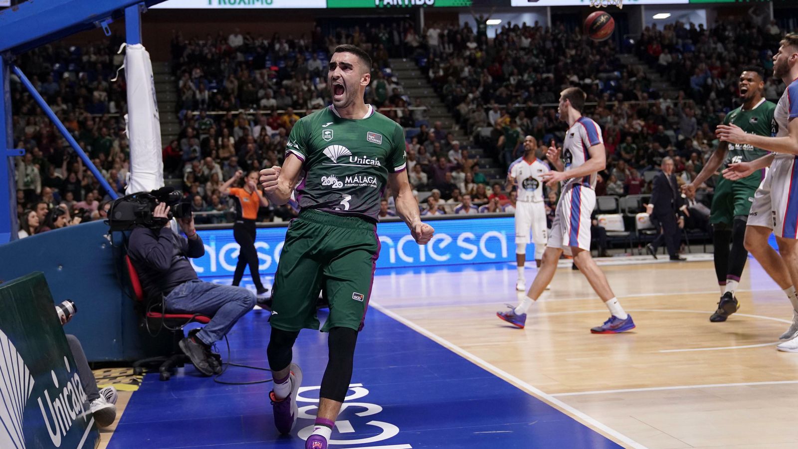 Jaime Fernández celebra una canasta ante el Obradoiro.