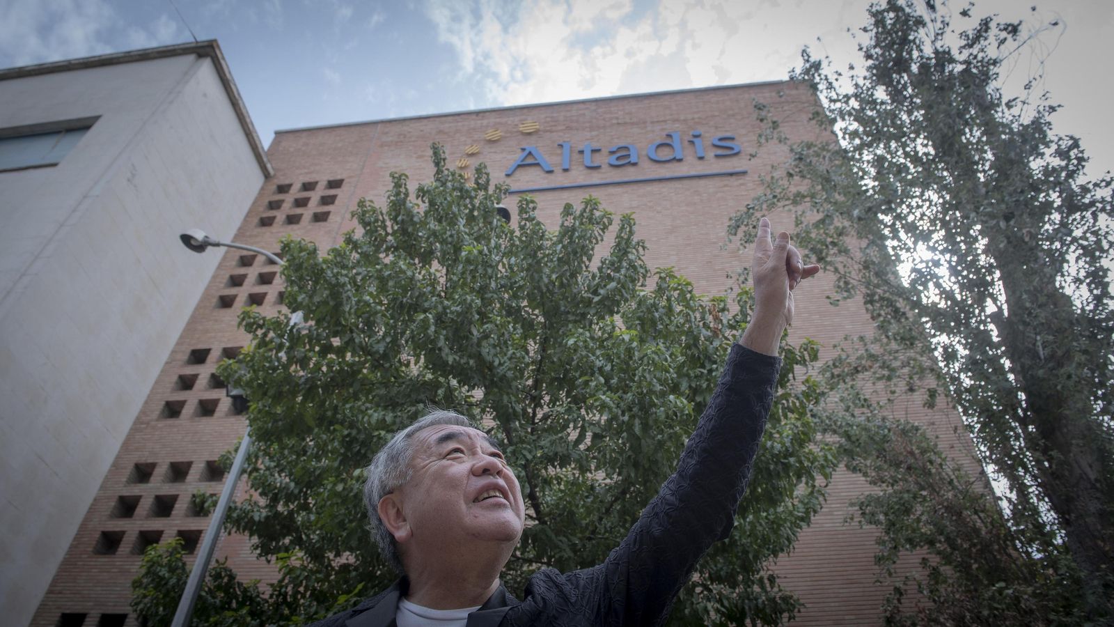 Kengo Kuma durante su visita ayer a la fábrica de Altadis.