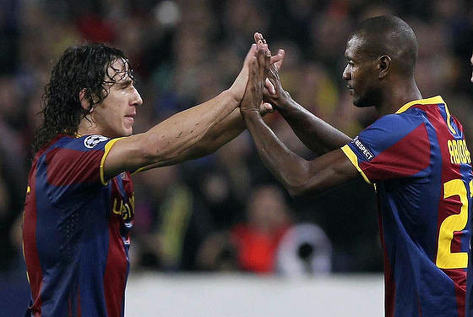 Abidal entra en el terreno de juego en sustitución de Puyol. / EFE