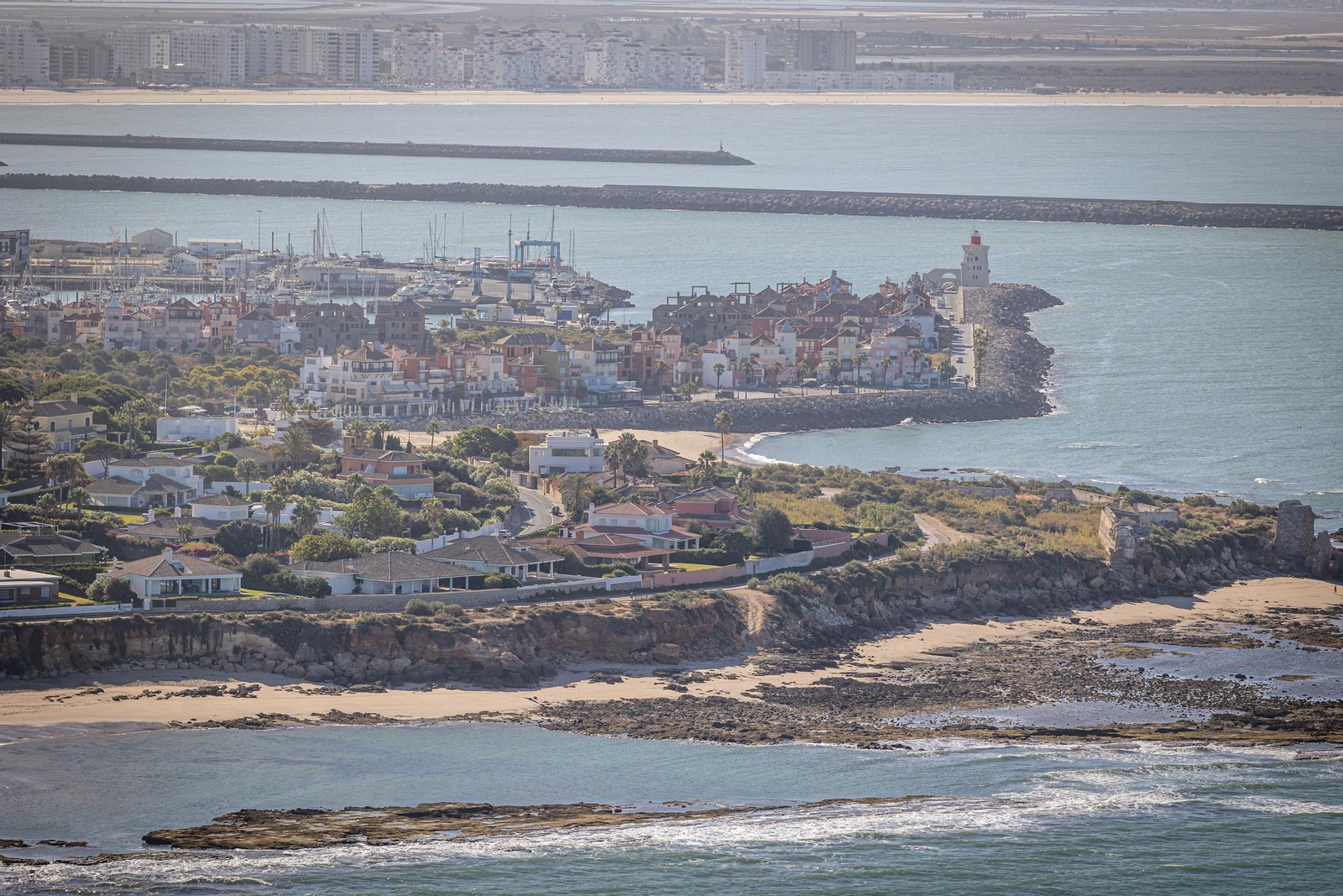 Imágenes del vuelo de despedida de los 'Sea King'  de la Quinta Escuadrilla de la FLOAN de la Armada por la Bahía de Cádiz