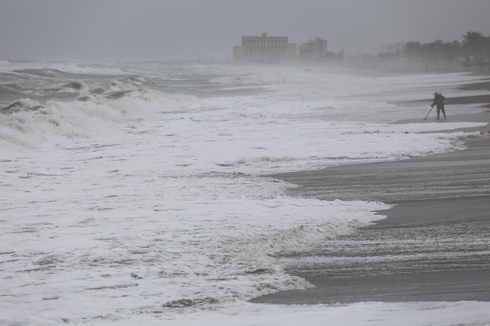 Las fotos del temporal en las playas de Málaga