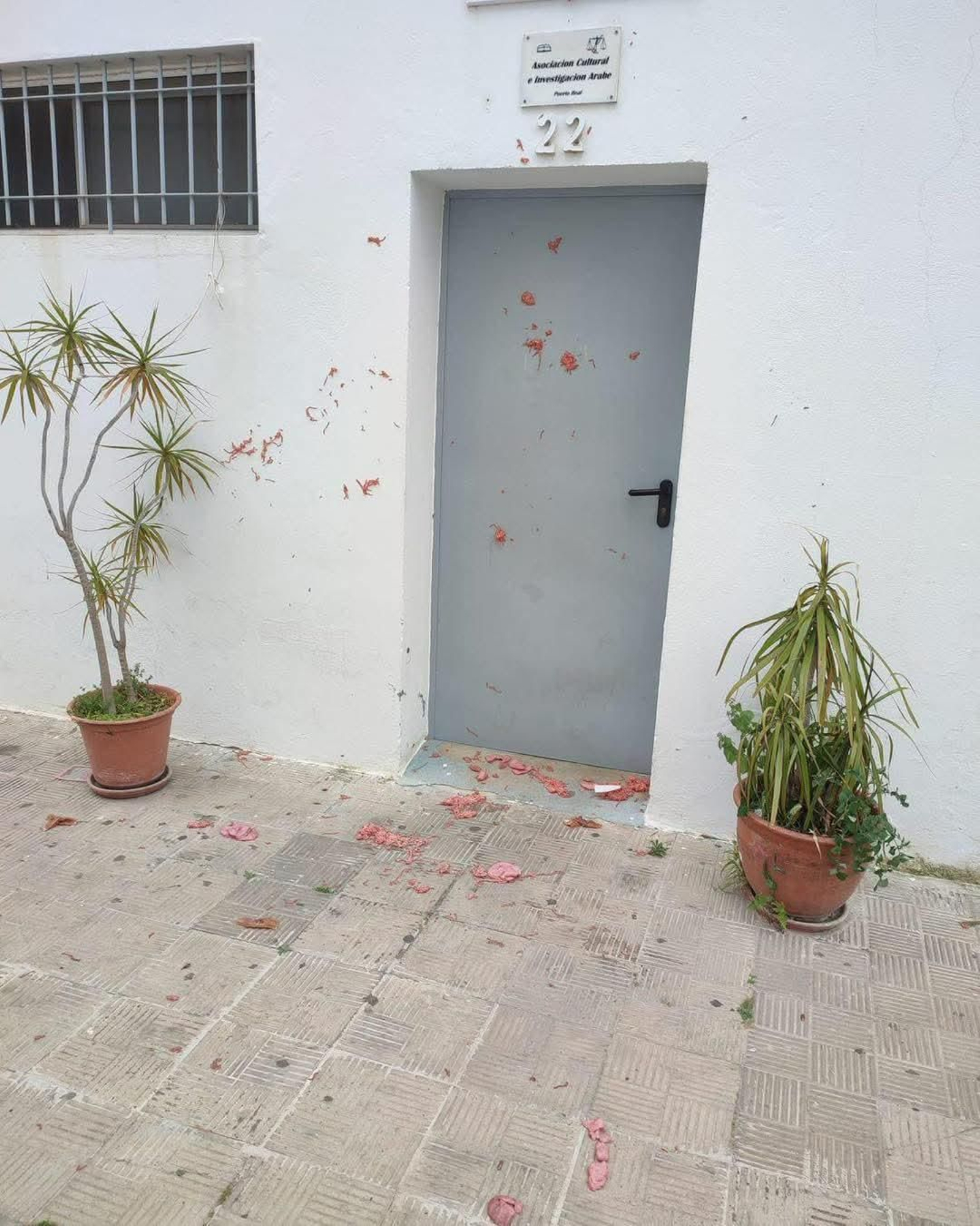 Puerta de la mezquita que ha sufrido la agresión