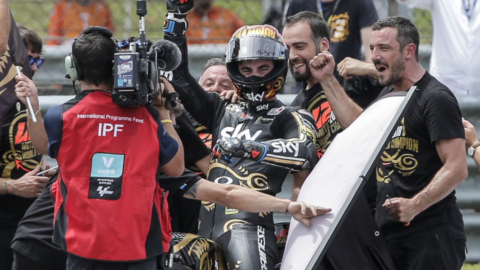 Bagnaia, eufórico tras proclamarse campeón del mundo de Moto2.