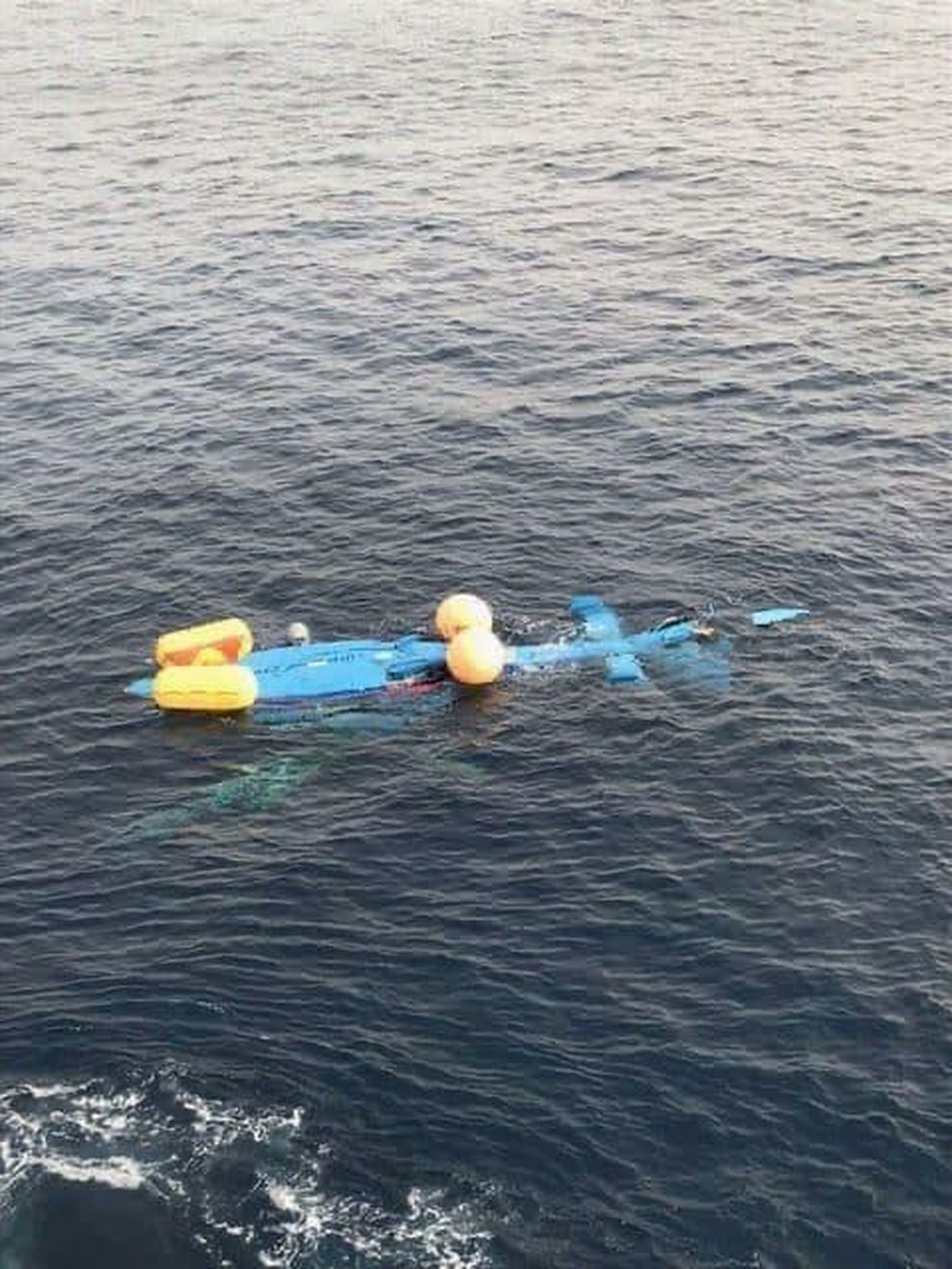 El helicóptero, tras estellarse en el mar.
