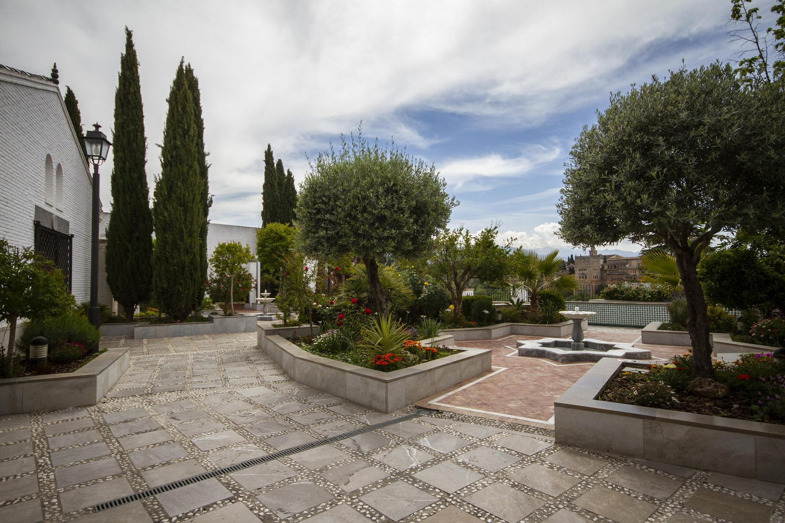 Fotos: la Mezquita Mayor de Granada, vacía por el confinamiento durante el Ramadán