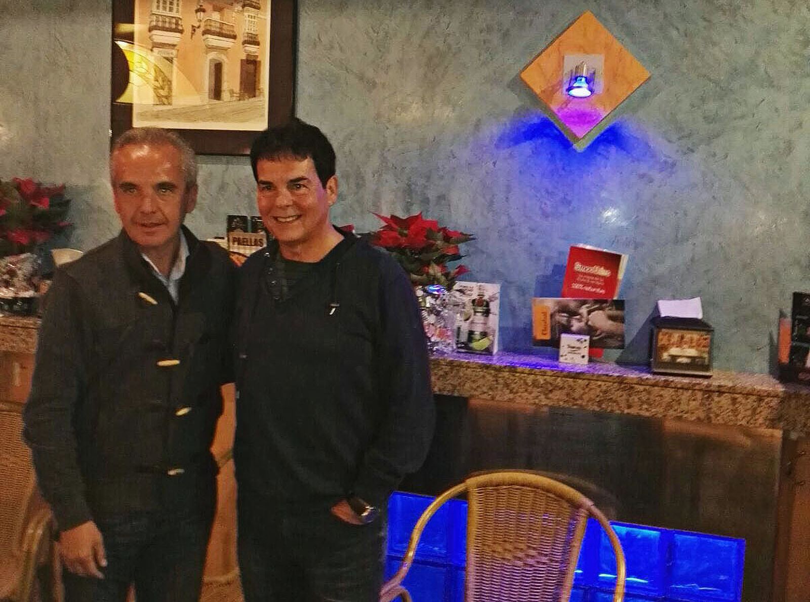 El alcalde de Villaluenga, Alfonso Moscoso, junto al diseñador Antonio Ardón.