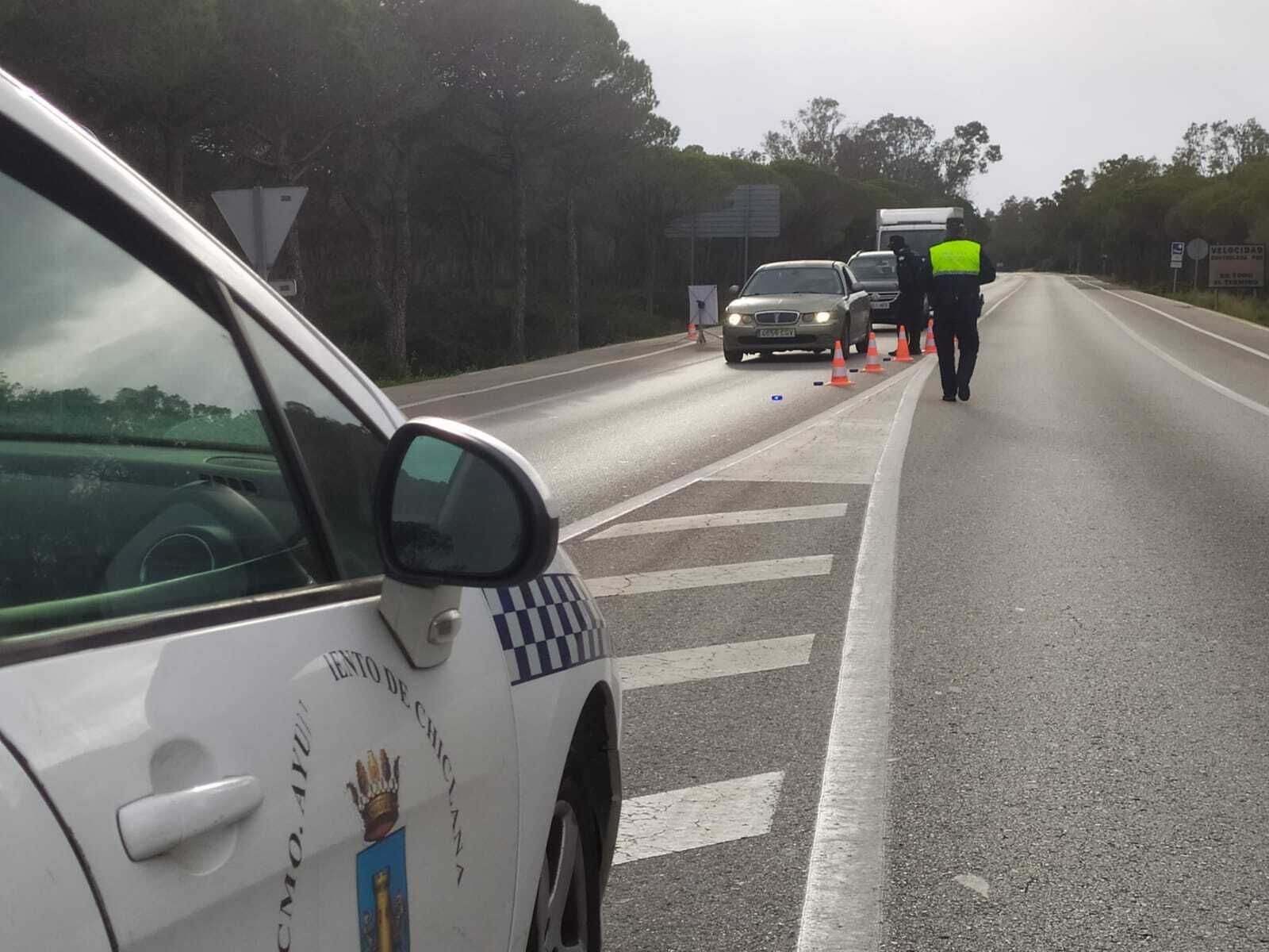 Uno de los controles que realiza la Policía Local de Chiclana en una de las entradas a la ciudad.