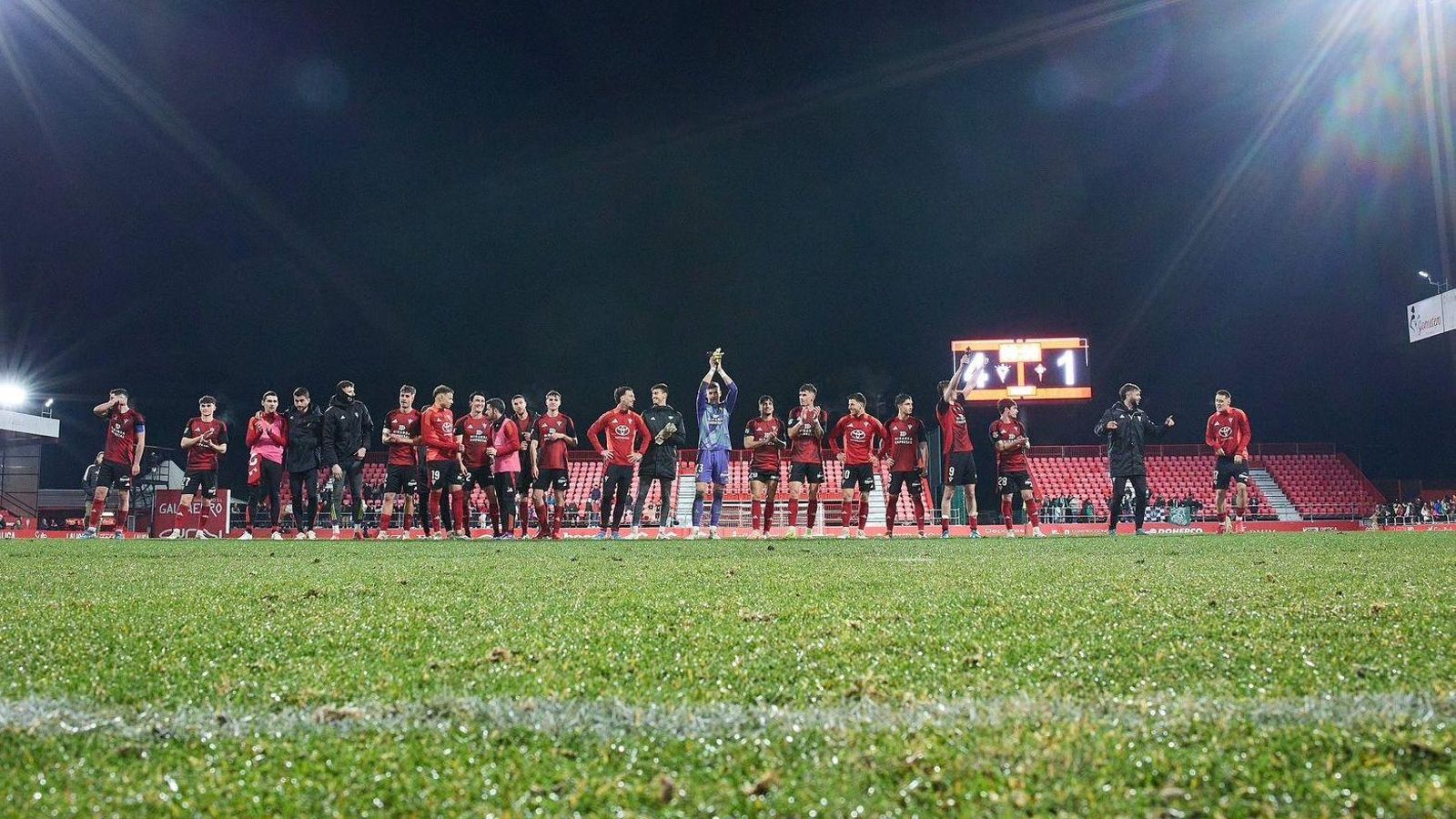 Los jugadores del Mirandés celebran con su afición la llegada al liderato