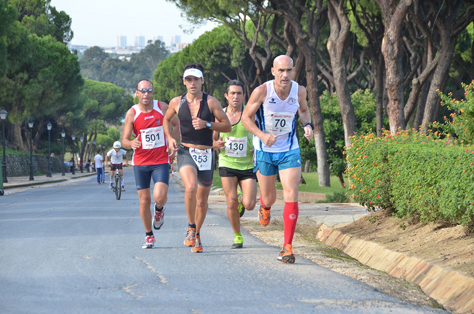 Varios atletas participan en una edición anterior de la Media Maratón Palos-Cepsa.
