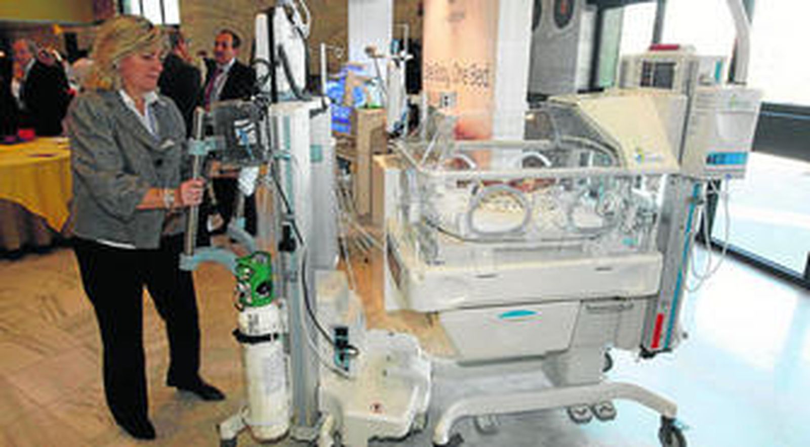 Eloisa Arbaizar, responsable de General Electric, muestra como se anexiona con facilidad el nuevo aparato a una incubadora.