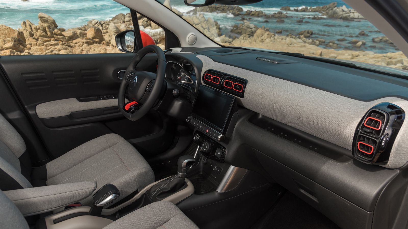 El interior es moderno y atractivo.