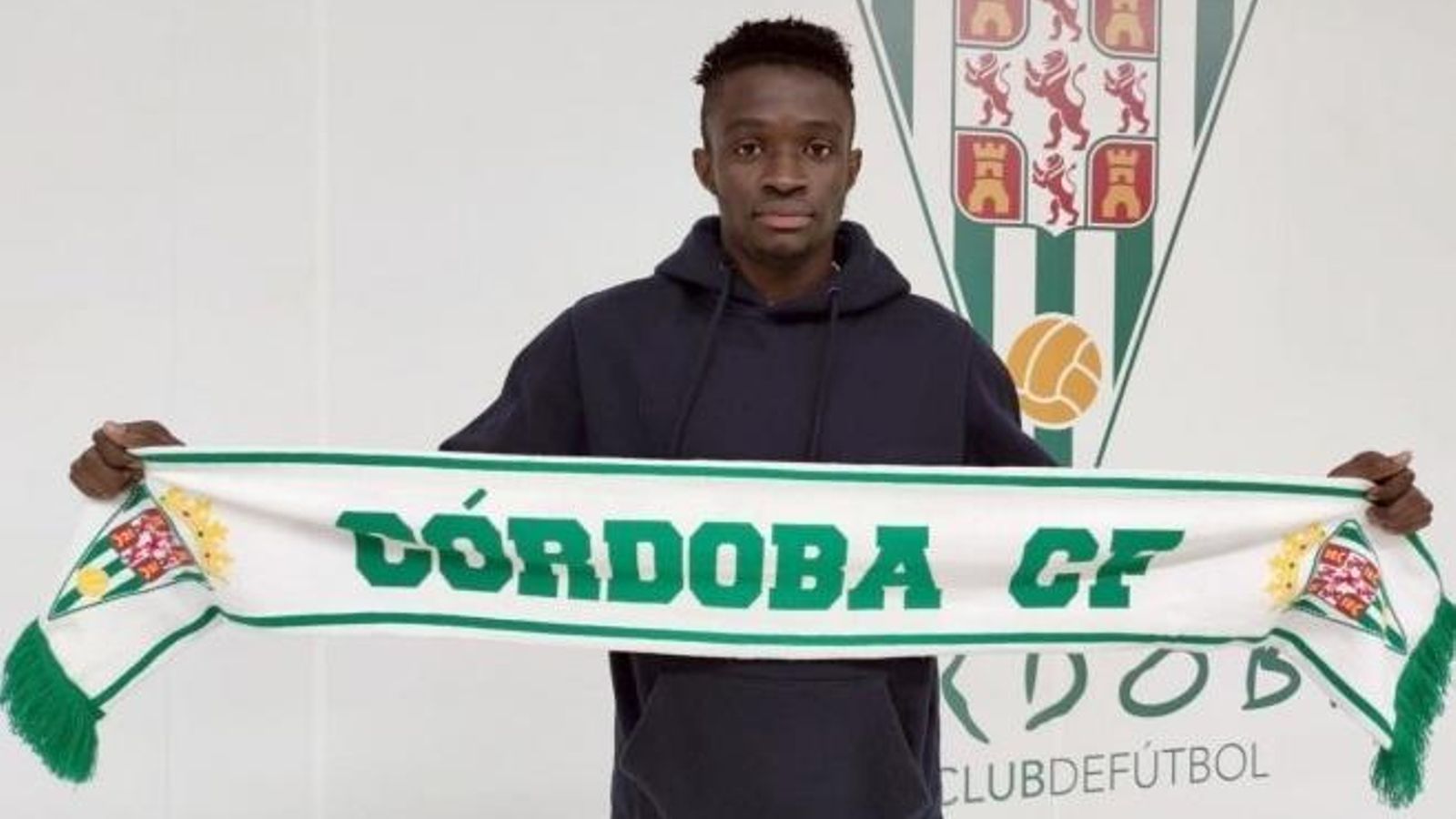 Kaya ya posa con la bufanda del Córdoba CF.