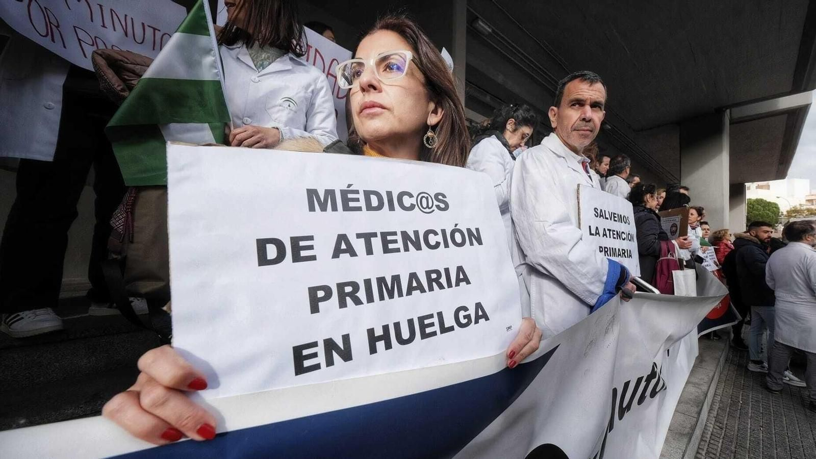 Una concentracion de medicos de Atencion Primaria en huelga en Cádiz