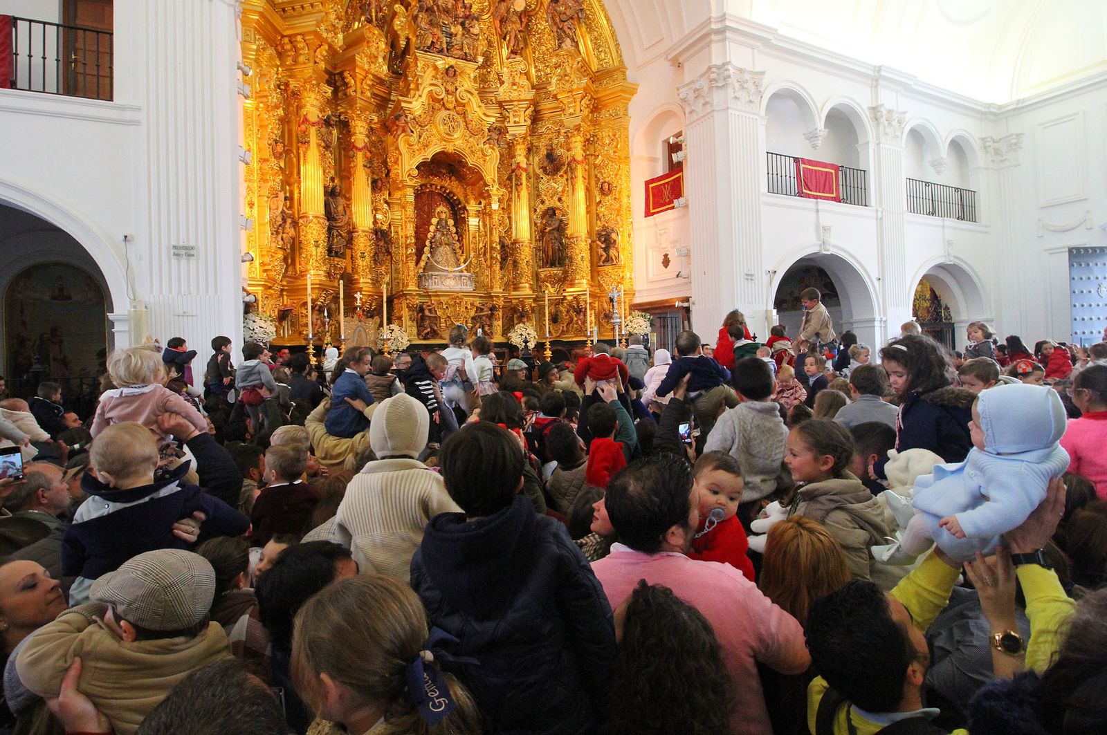 El Rocío celebra La Candelaria con la presentación de los niños a la Virgen, en imágenes
