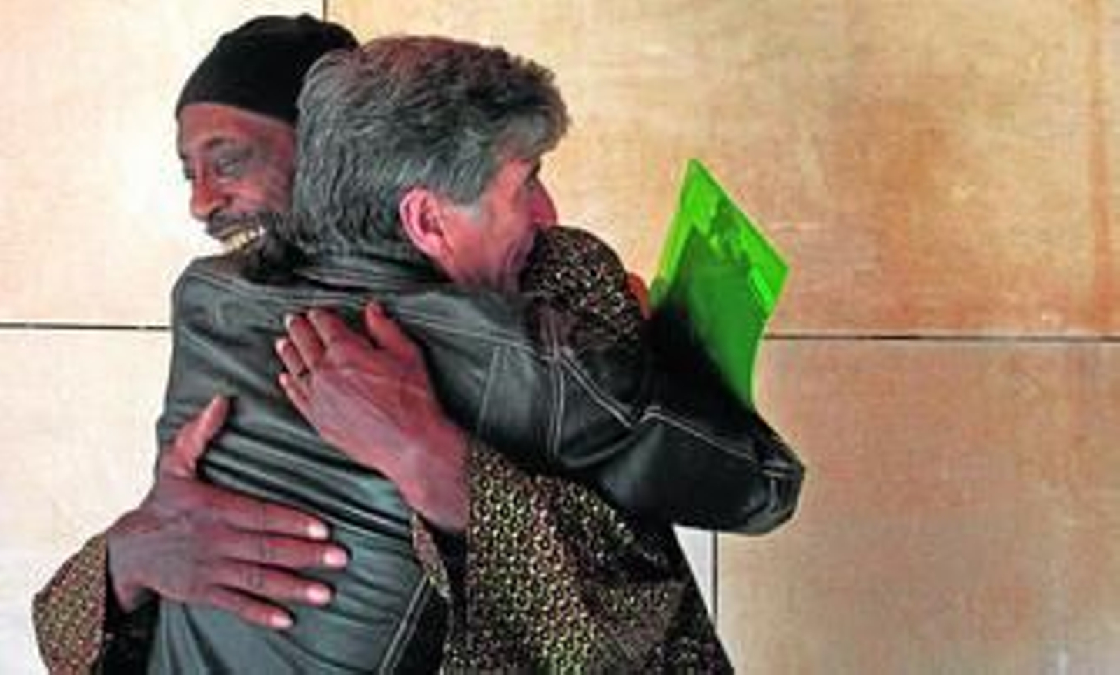 Abdu Salim y Manuel Calleja se abrazan ayer en el Teatro Central, minutos después de volver a verse tras casi 20 años.