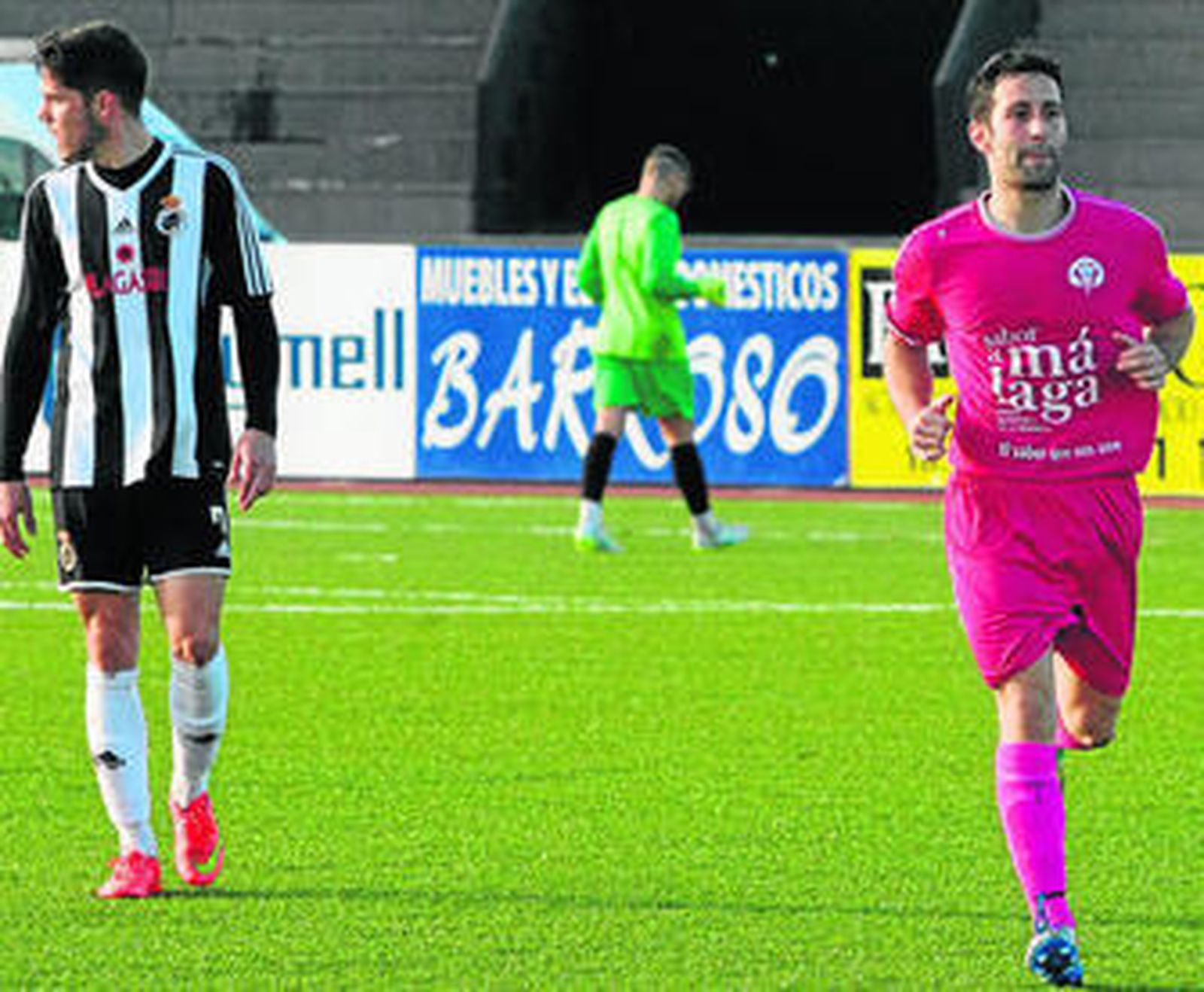 Rafa Villén (d), corre durante el partido del pasado domingo en el Municipal.
