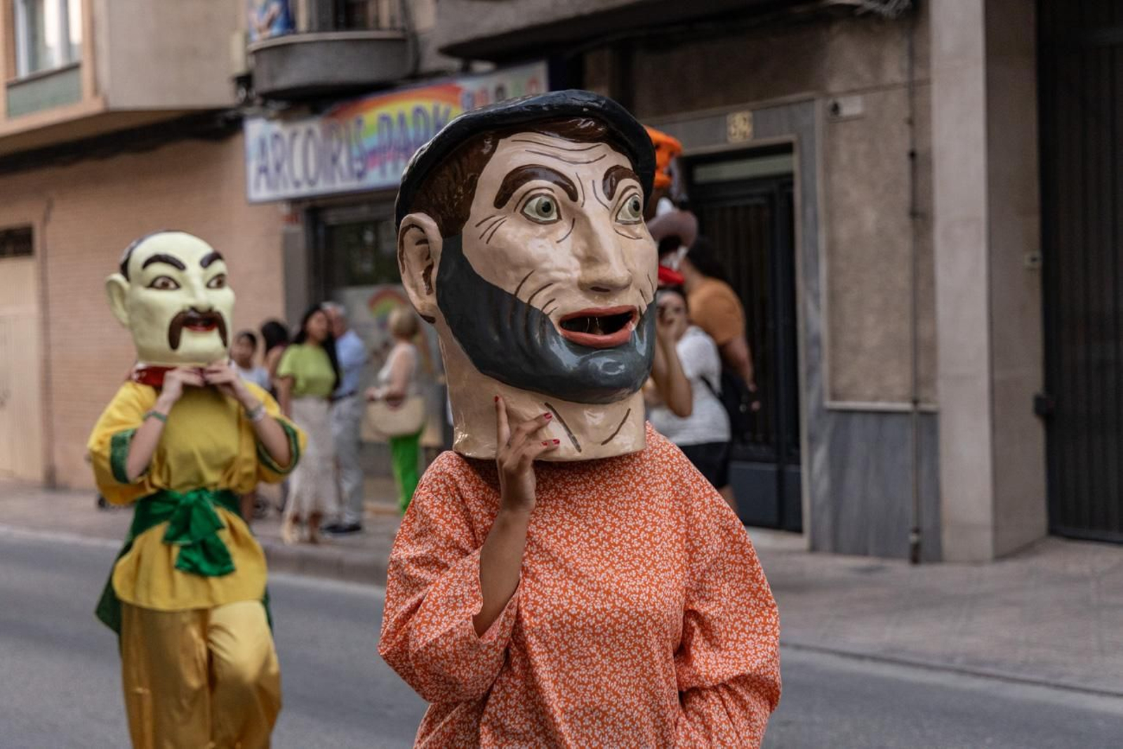 Pasacalles inaugural, fuegos artificiales e iluminación de la portada de feria y del recinto ferial de la Feria de San Bartolomé en Martos