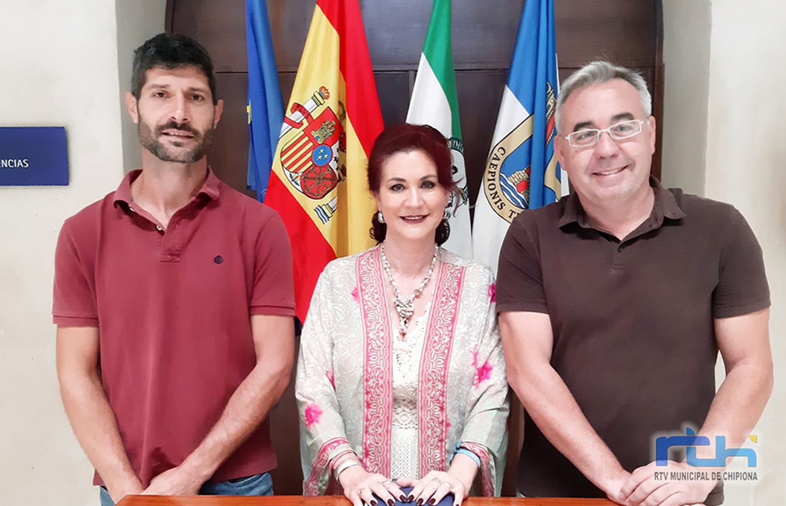 La elegida candidata de IU a la Alcaldía de Chipiona, Isabel María Fernández, con los también concejales izquierdistas José Luis Mellado y Sebastián Guzmán.