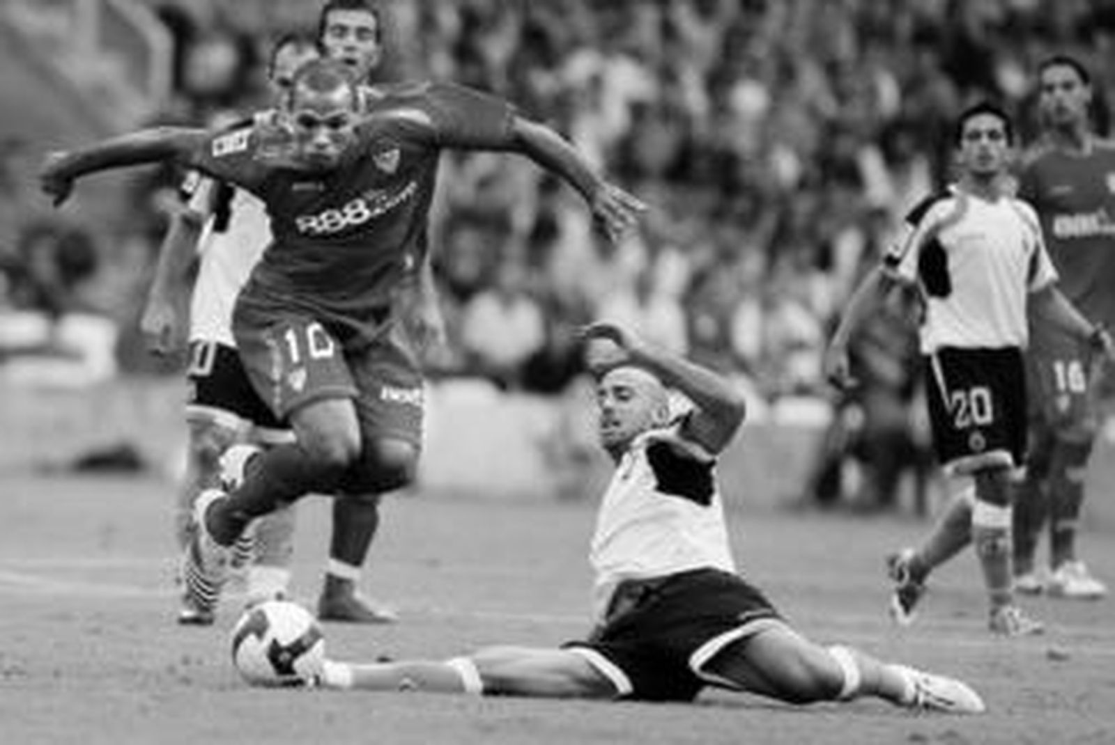 1. Luis Fabiano, autor del gol sevillista en una de las escasas opciones que tuvo ante el marco contrario, trata de irse en velocidad de la marca de Colsa.  2. A contraestilo, Jesús Navas trata de hacerse con un balón por alto; el palaciego fue sustituido por Diego Capel en el primer cambio que hizo Jiménez. 3. El ex sevillista Juanjo celebra el tanto del empate abrazado por su compañero Óscar Serrano.