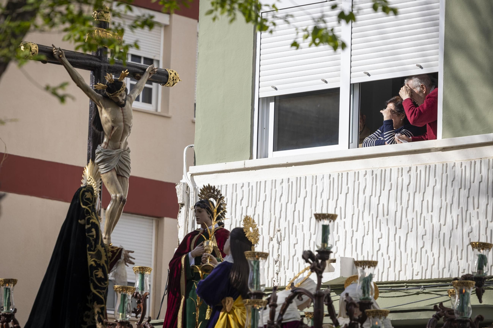 El paso de misterio de la hermandad de Vera Cruz, ante la atenta mirada de unos vecinos de la zona de San Ignacio.