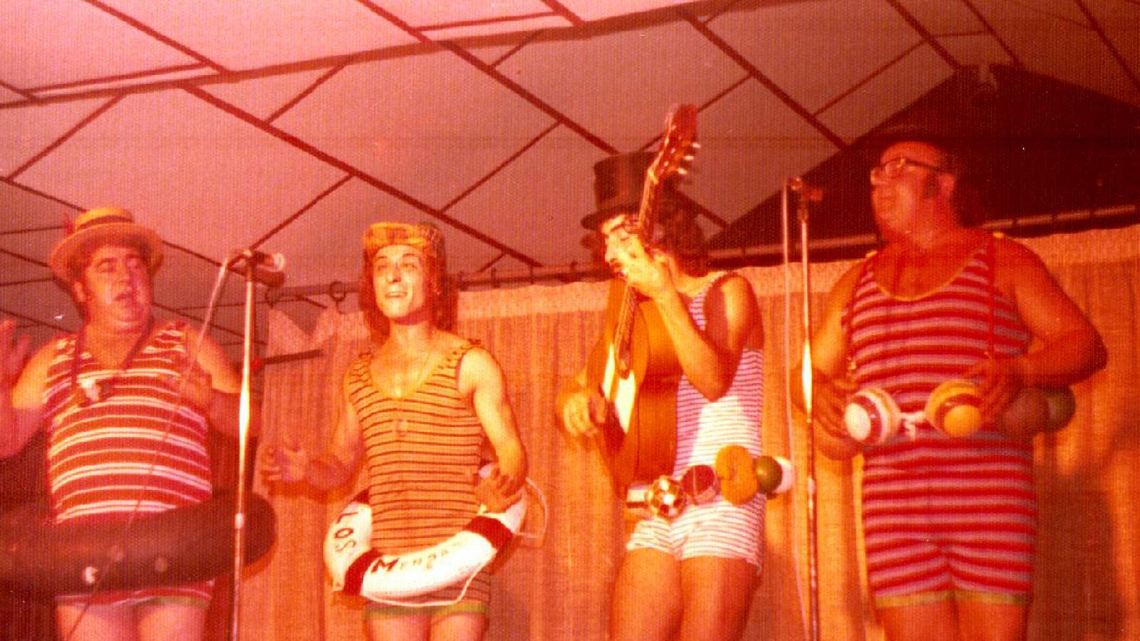 ‘Los mendas’ durante una actuación con un tipo de bañistas antiguos.