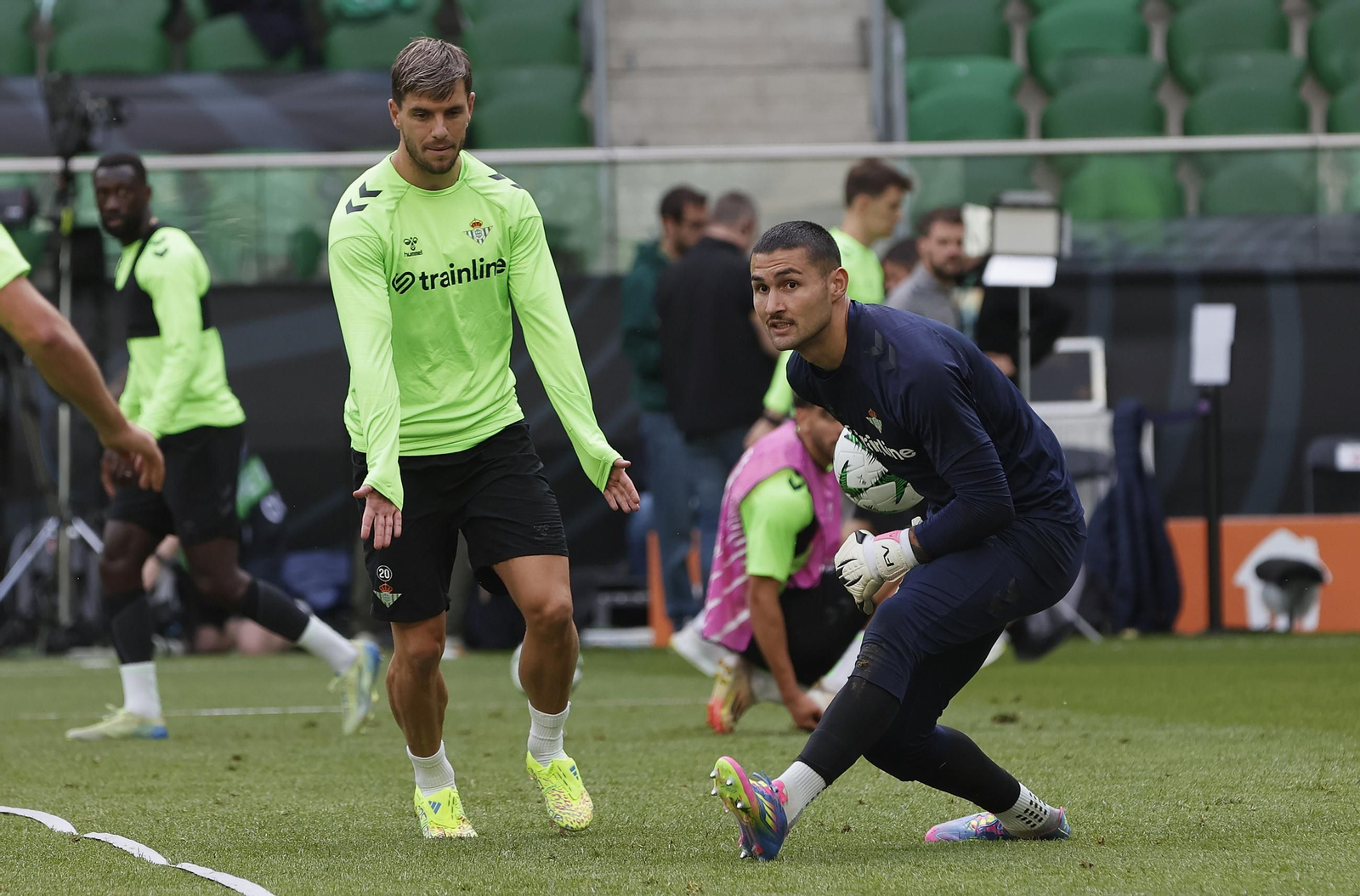 Las imágenes del entrenamiento del Betis en el Wroclaw Stadium Arena de Brestlavia