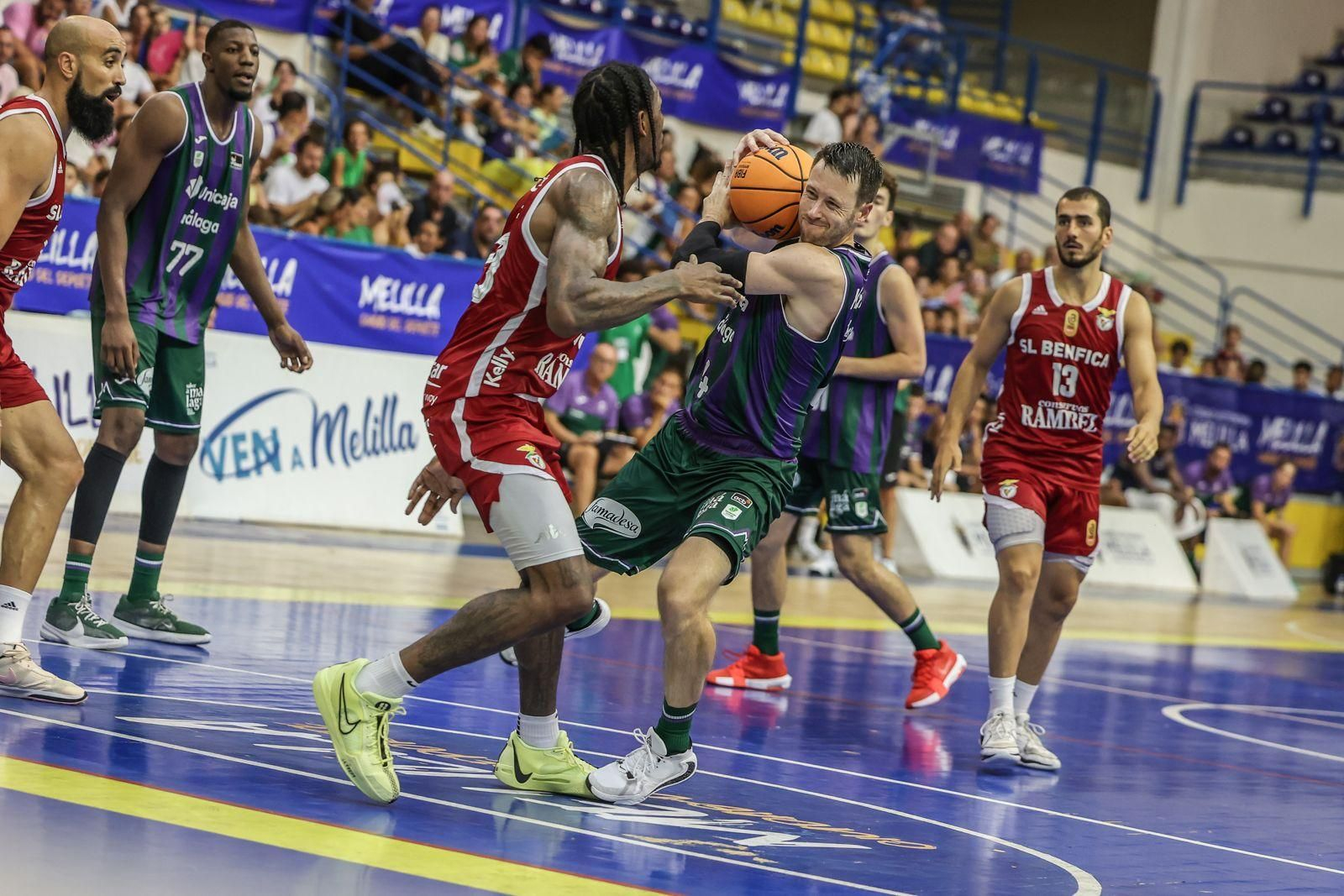 Kalinoski pelea una posesión.