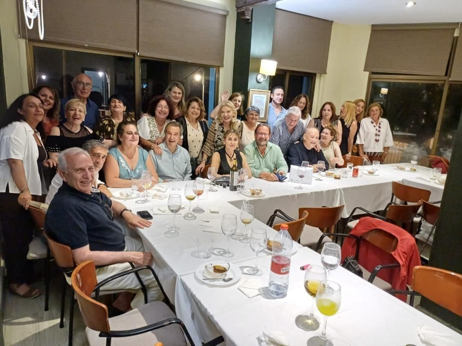 El homenajeado con José Ruiz, María Sánchez, Mercedes Remón, Eusebio Rochas, Milagrosa Sánchez, Luis Hilario, Ana de Irigoyen, Manuel Granados, Ángel Vázquez, Adolfo Gutemberg, Carmen Muñoz, María Ángeles Pereira, Carmen Barreto, Carmen Rodríguez, Charo Vega, Inma Tinoco, Paco Lavado, Mariela Moreno, Raquel Guerra, Ángela Sánchez, Maribel Rosa, Noelia Martínez, Bea Vallejo, María José Carrillo y José Moreno. El homenajeado con José Ruiz, María Sánchez, Mercedes Remón, Eusebio Rochas, Milagrosa Sánchez, Luis Hilario, Ana de Irigoyen, Manuel Granados, Ángel Vázquez, Adolfo Gutemberg, Carmen Muñoz, María Ángeles Pereira, Carmen Barreto, Carmen Rodríguez, Charo Vega, Inma Tinoco, Paco Lavado, Mariela Moreno, Raquel Guerra, Ángela Sánchez, Maribel Rosa, Noelia Martínez, Bea Vallejo, María José Carrillo y José Moreno.