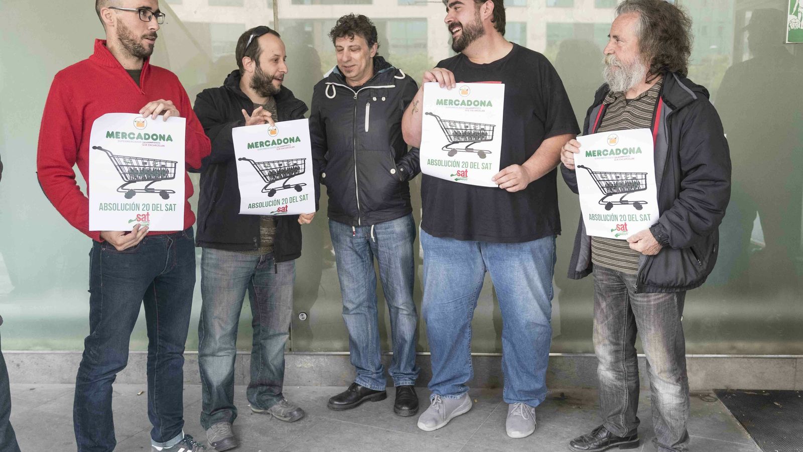 Oscar Reina (segundo por la derecha) y otros manifestantes ante el juzgado