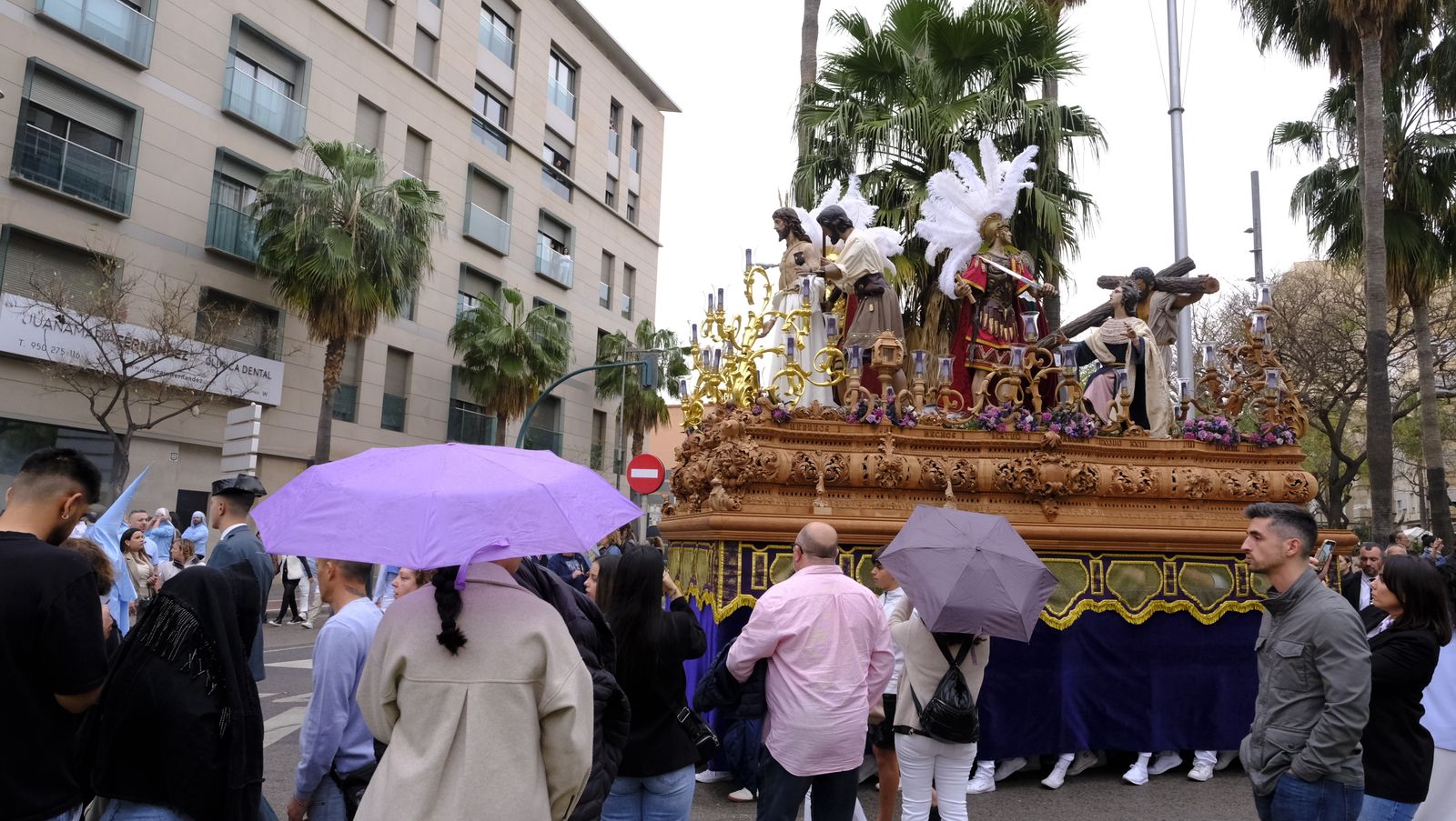 La Procesión de Los Ángeles de sobrepuso a la lluvia, en imágenes