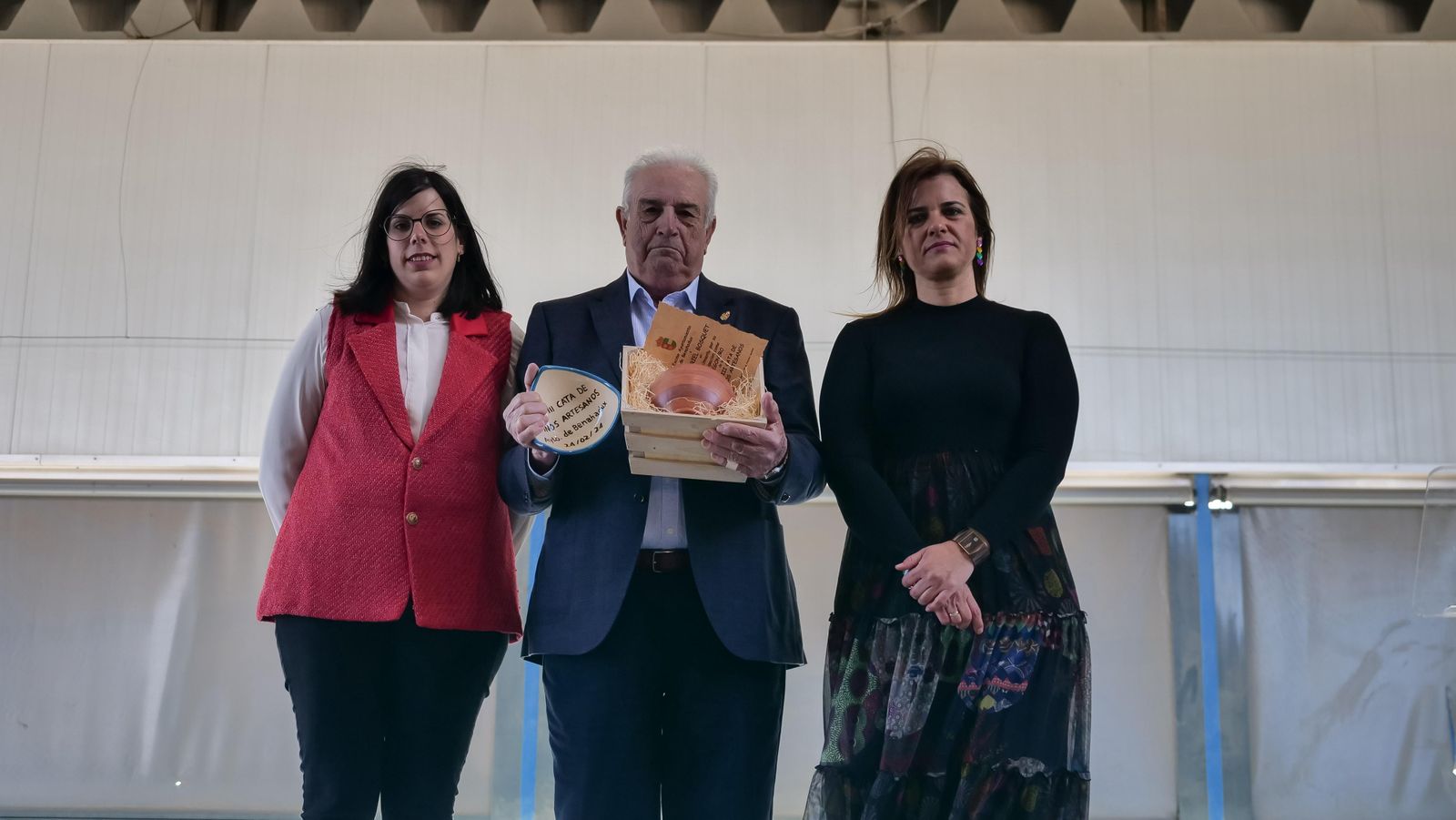Almudena Morales y Noelia Damián junto al pregonero y propietario de las Bodegas Cepa Bosquet.