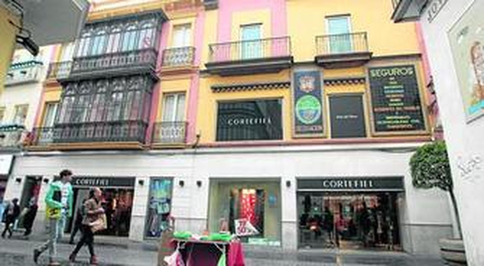 Fachada principal del Cortefiel de la calle Tetuán.