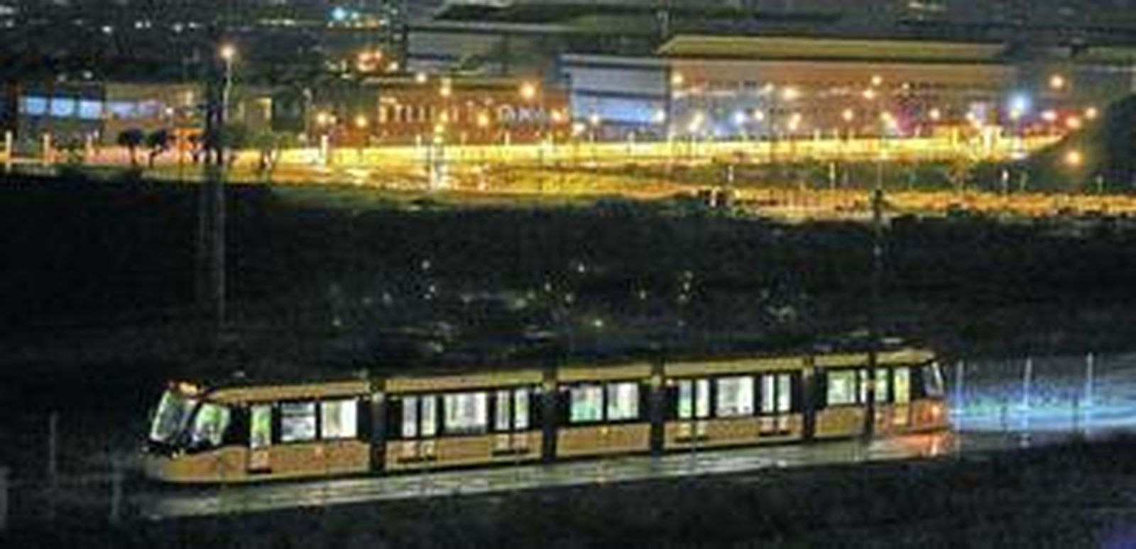 Imagen del Metro en pruebas en el tramo en superficie de la Universidad.