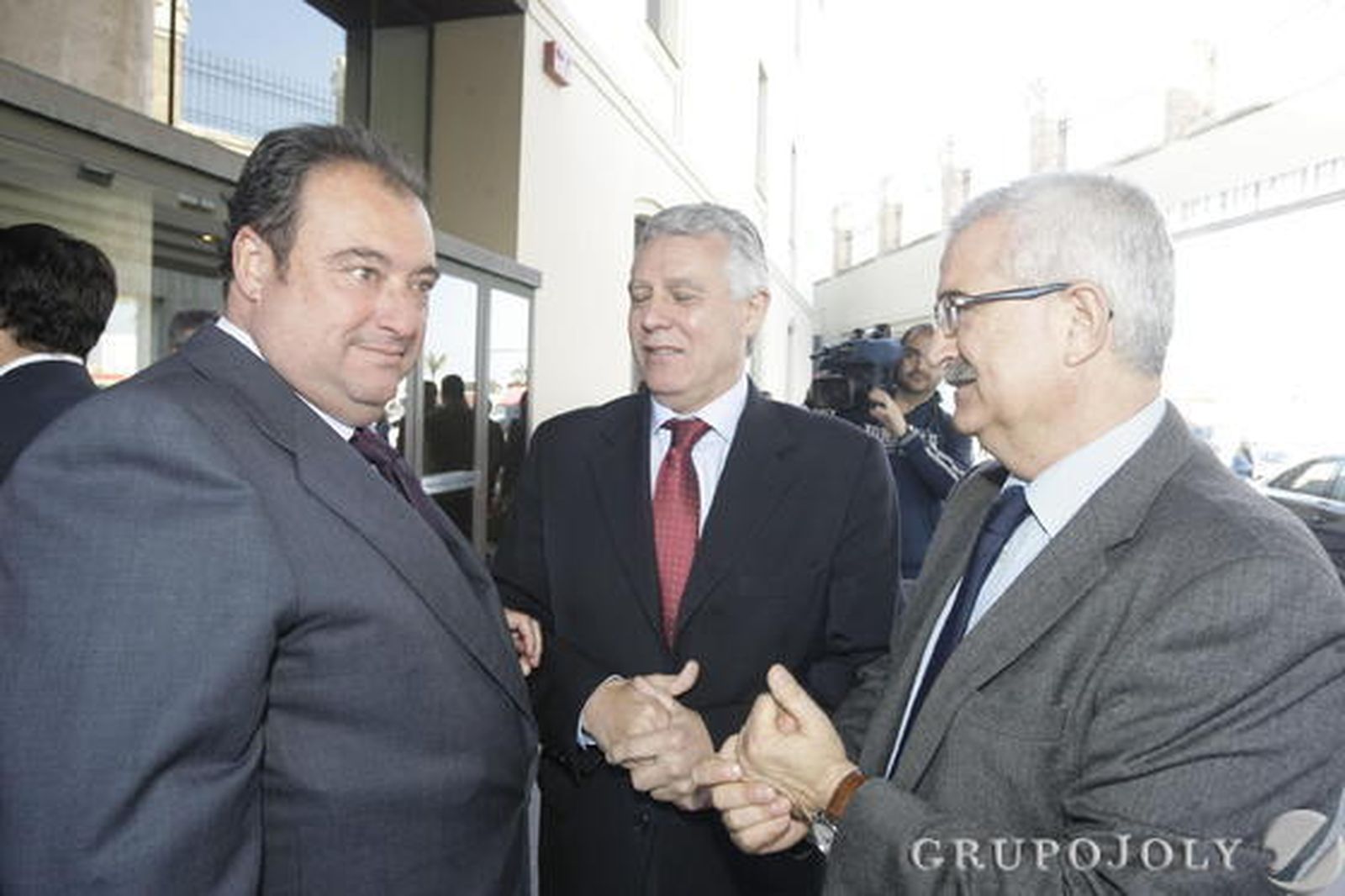 El director general de Grupo Joly, Tomás Valiente, charla con el consejero de Gobernación, Francisco Menacho, y el delegado de la Junta en Cádiz, Manuel Jiménez Barrios.

Foto: Julio Gonzalez-Joaquin Pino-Jose Braza