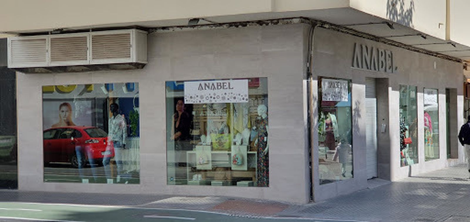 Tienda Anabel en la avenida esquina con la calle Trille.