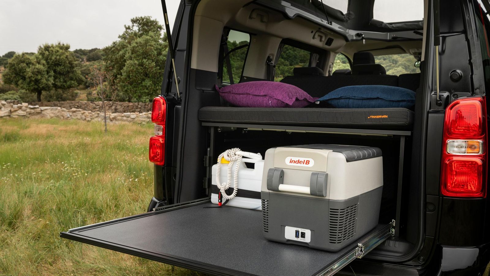 Una plataforma deslizante en el maletero permite extraer cómodamente algunos de los útiles necesarios para la acampada incluso con la cama instalada.