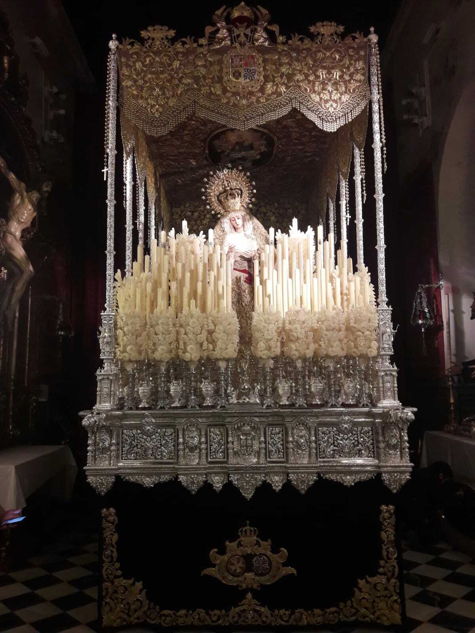 Virgen del Rosario bajo palio en su capilla