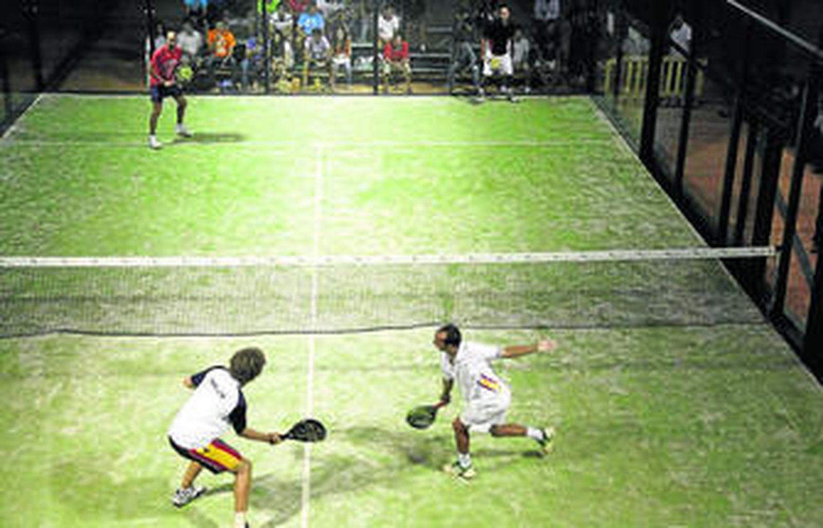 Uno de los partidos del torneo cartayero. Abajo, la pareja ganadora muestra su cheque de 1.000 euros.