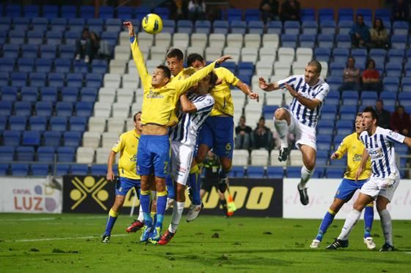 El Recreativo vence en casa a Las Palmas (4-2). / Alberto Domínguez