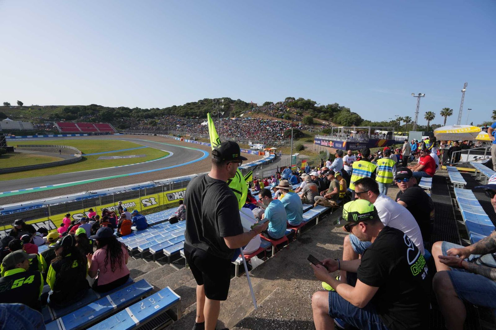 Neveras, cerveza muy fría y sombrillas para combatir al calor en el Gran Premio de España en Jerez