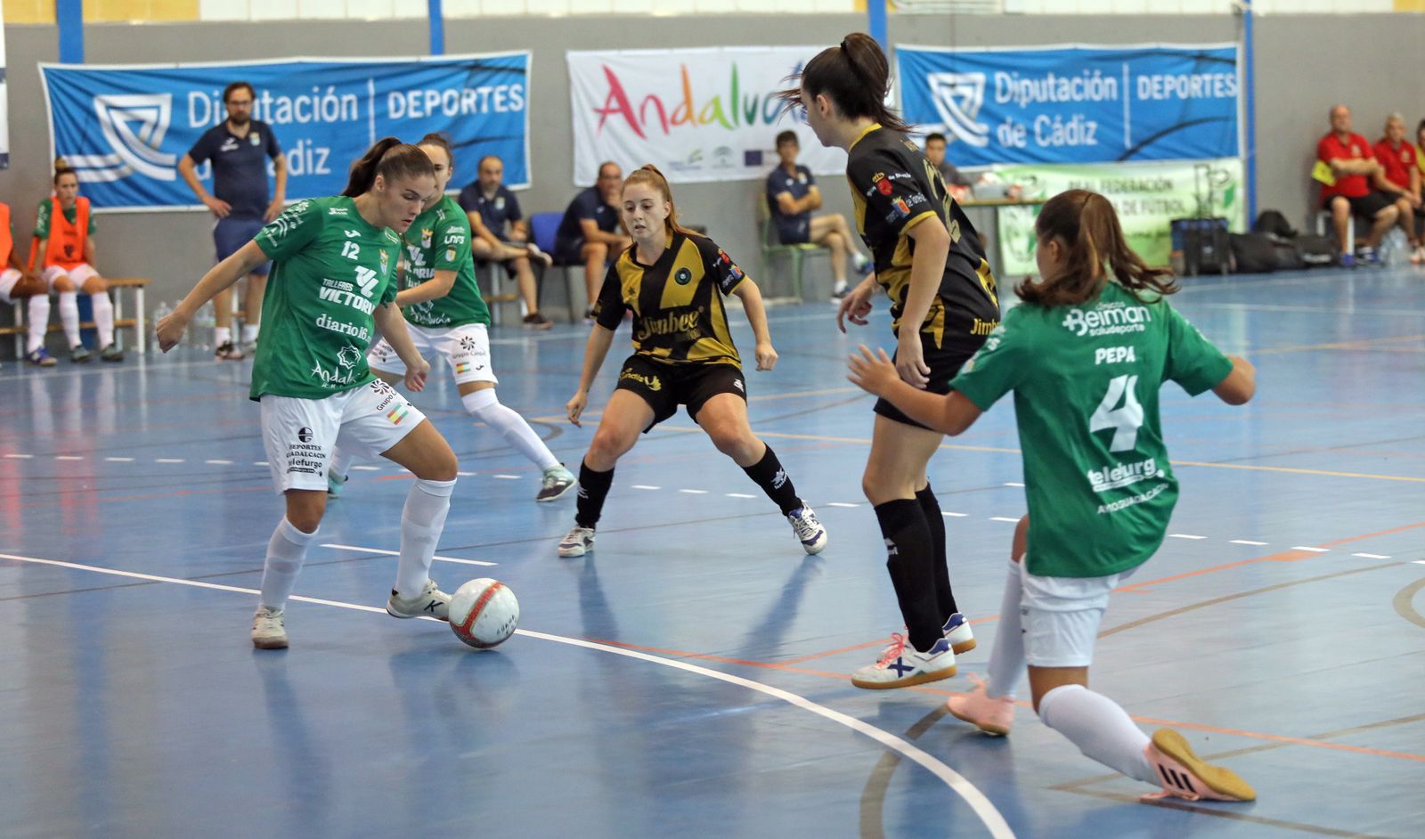 Natalia, jugadora del Guadalcacín FSF, con el balón.