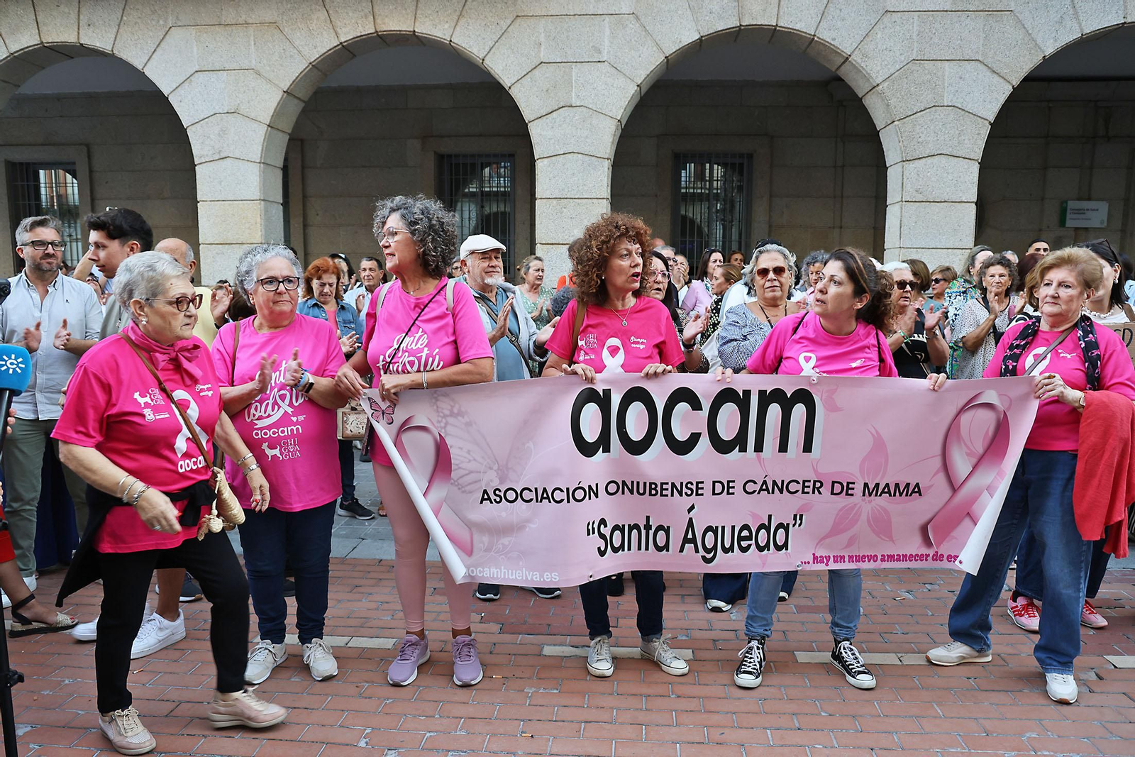 Concentración en Huelva de protesta por la polémica con los cribados de cáncer de mama en Andalucía