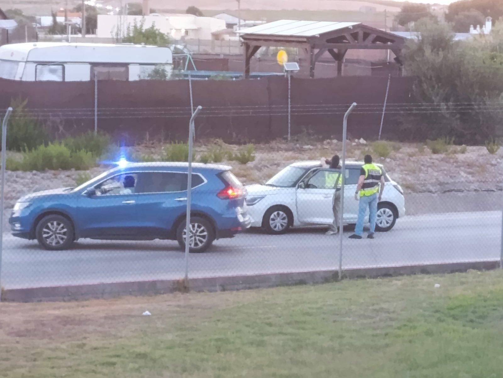 Momento de la detención del médico de Puerto II a manos de agentes de la Policía Nacional.