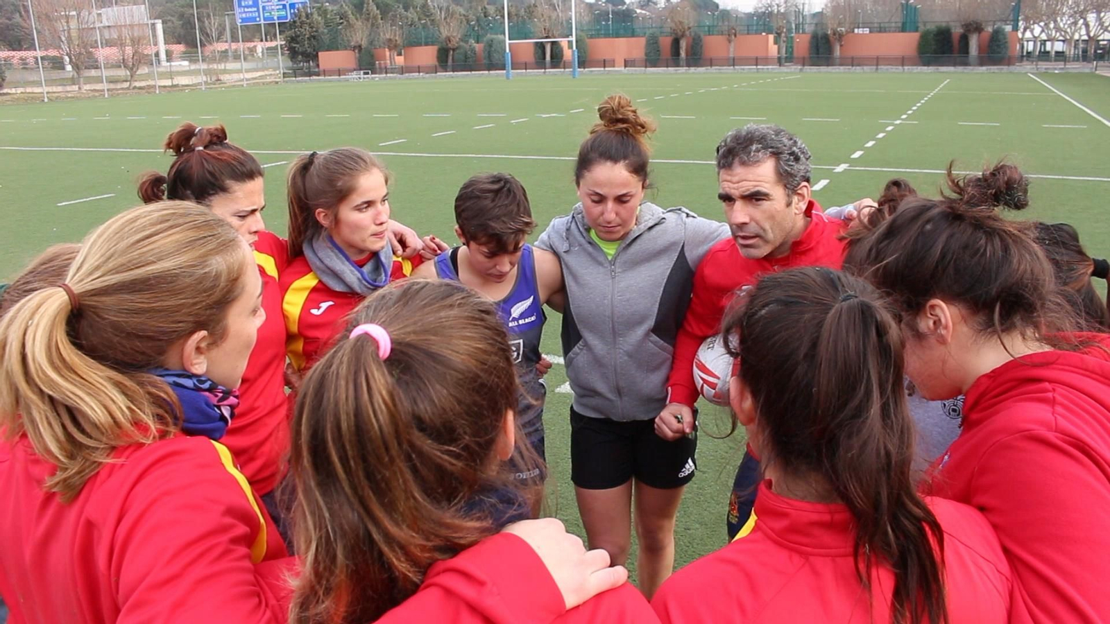 El seleccionador nacional de rugby a siete femenino, Eusebio Quevedo, durante una arenga a sus pupilas.