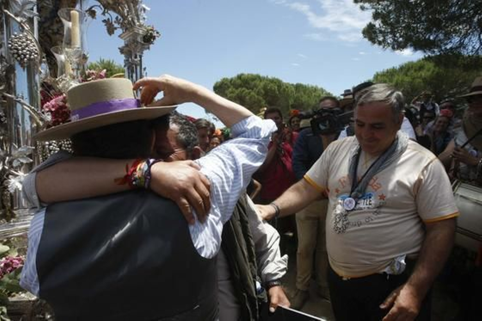 Sentido abrazo entre el hermano mayor de la filial jerezana y un romero, durante un homenaje celebrado a mitad de la mañana junto a la carreta del Simpecado

Foto: Pascual