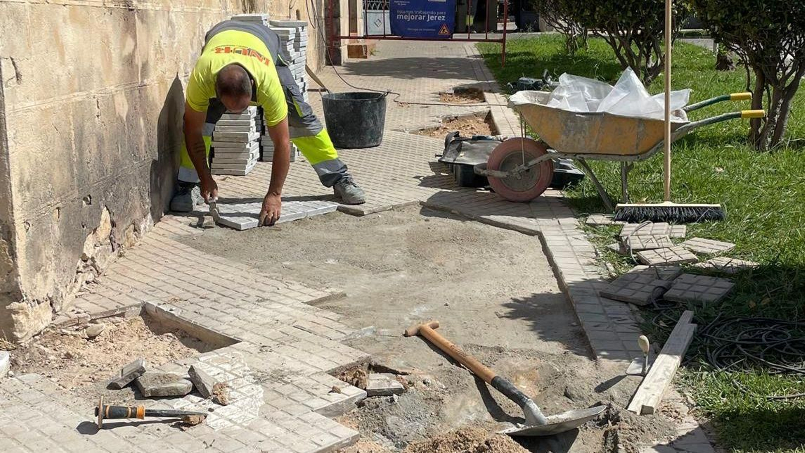 El Ayuntamiento también está arreglando el acerado del Cementerio.