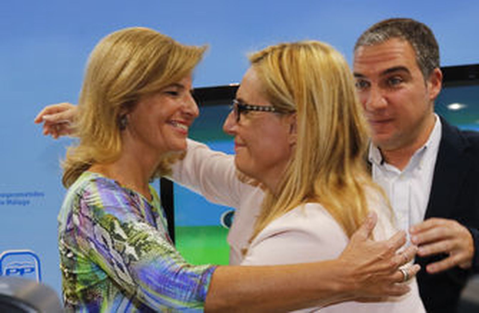 Esperanza Oña abraza a Ana María Mula ante la presencia de Bendodo. / Albiñana