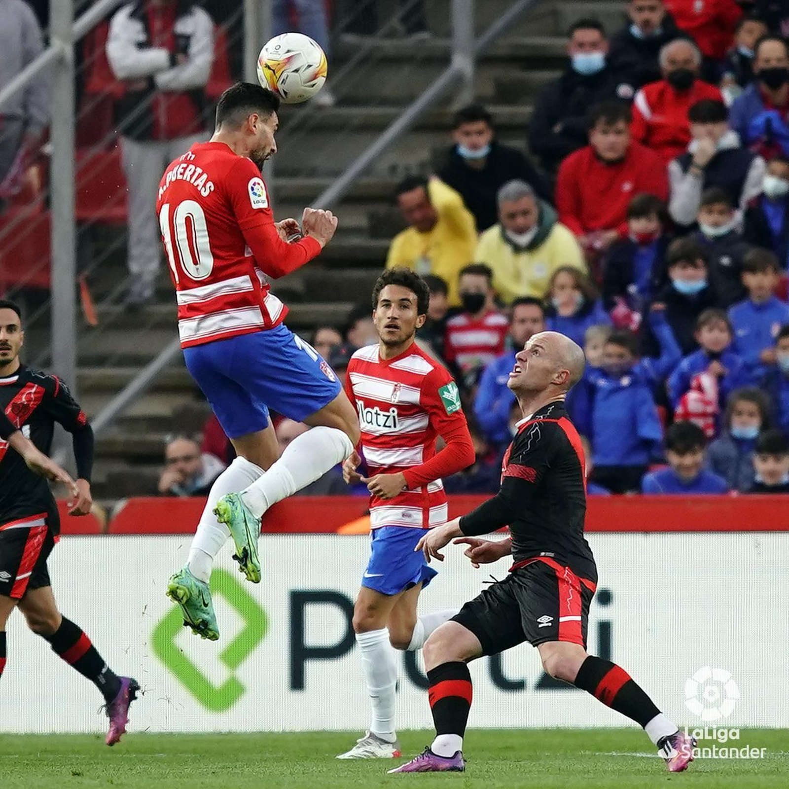 Cabezazo de Antonio Puertas en el partido entre el Granada y el Rayo