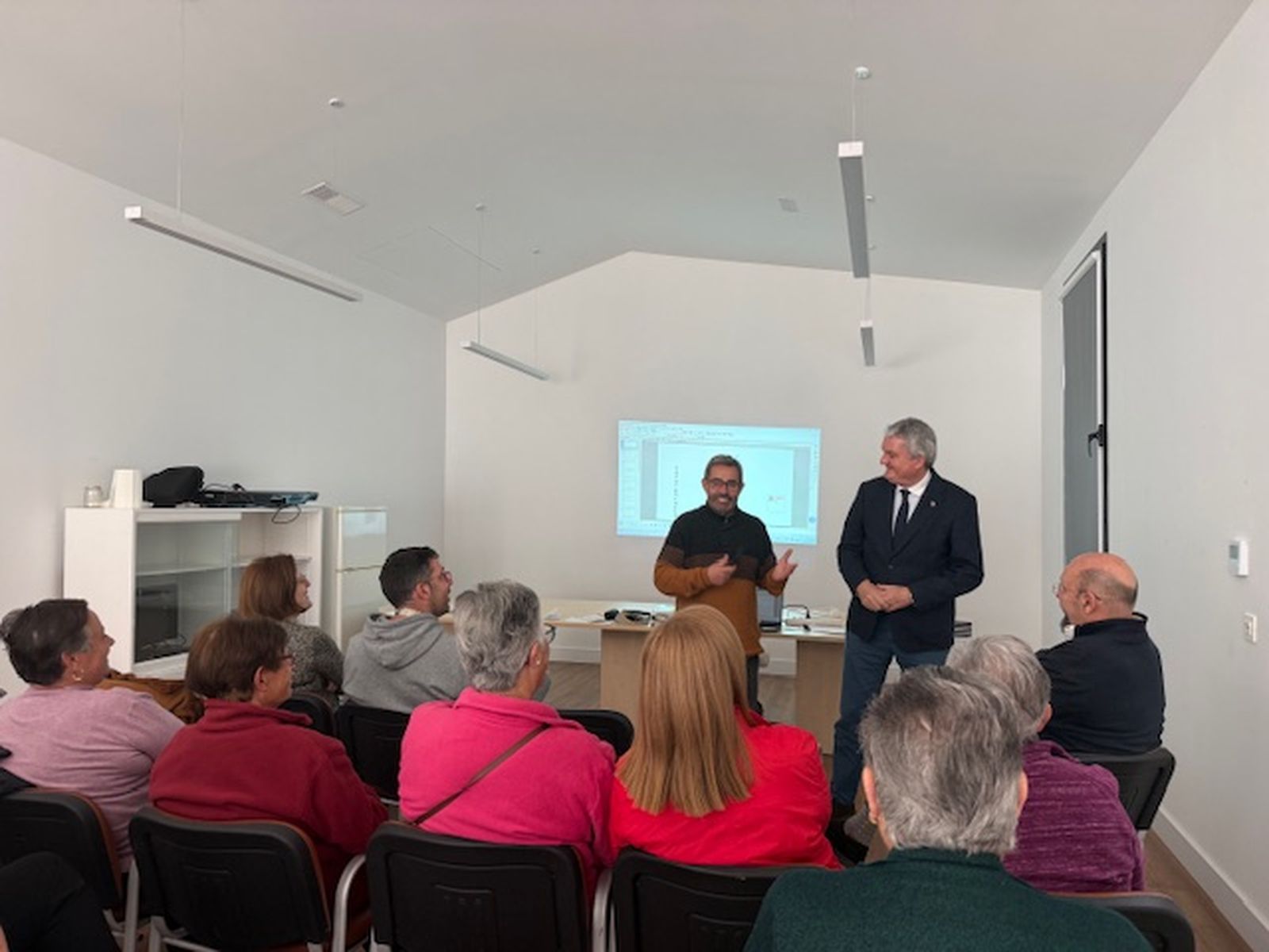 El delegado de Salud en su visita a Paterna del Rio.