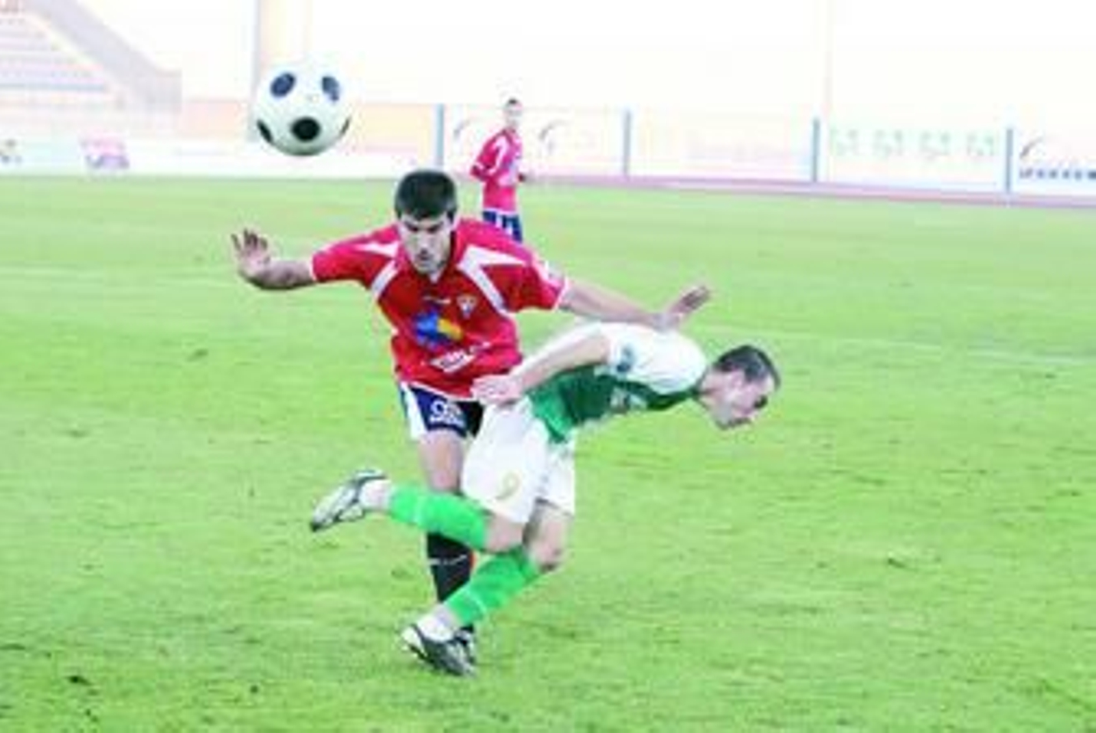 Óscar recibe la entrada de un defensa del Roquetas.